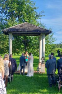 Getriin'i ja Daniel'i pulmas pulmaema ja tseremoonia läbiviija. pulm inglisekeelne