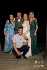 K&K pulmas pulmaema. Pildil koos imelise pruutpaari, DJ ja pulma koordinaatoriga