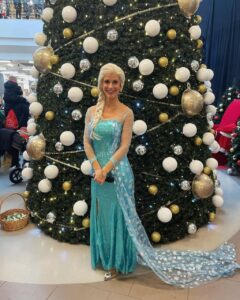 Kaubanduskeskus Eedeni sünnipäevapeol päevajuht Elsa. Dets 2024