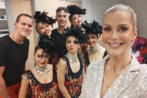 Nero Galadel õhtujuht 2021-2023. Margit Järvoja. Pildil Showstoppersi tantsijatega