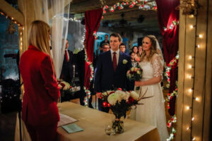 Sille ja Siimu pulm. Pulmaema Margit tseremooniat läbiviimas