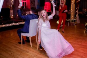 Sille ja Siimu pulmas mänge korraldamas