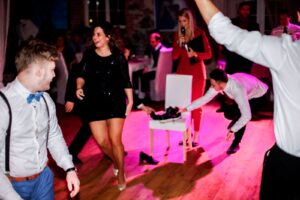 Sille ja Siimu pulmas pulmaema mänge korraldamas