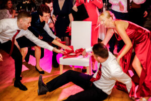 Sille ja Siimu pulmas mänge korraldamas