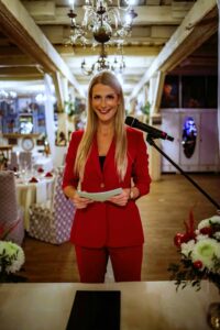 Sille ja Siimu pulm. Pulmaema Margit tseremooniat läbiviimas