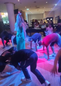 Swappie suvepäevadel õhtujuht Margit Järvoja, suvi 2023. pidu inglise keeles.