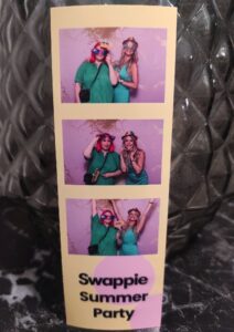 Swappie suvepäevadel õhtujuht Margit Järvoja, suvi 2023. pidu inglise keeles. Pildil korraldajaga