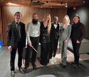 Taliujumise MMi lõpugalal õhtujuht. Pildil koos korraldaja Renate Siitani ja James Werts World Project bandiga