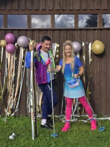 Baltic Queeni laevameeskonna suvepäevadel päevajuht-mängude läbiviija. Pildil koos korraldajaga