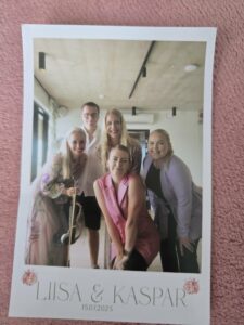 Liisa ja Kaspri pulmas tseremooniameister. Koos korraldajate ja esinejatega.