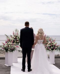 Liisa ja Kaspari pulmas tseremooniat viimas läbi