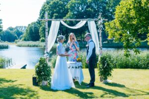 Meriti ja Keio pulmas pulmaema ja tseremoonia läbiviija