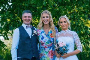 Meriti ja Keio pulmas pulmaema ja tseremoonia läbiviija