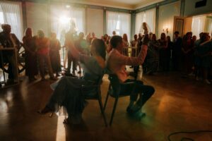 Õhtujuht/pulmaema Ilona ja Mareki 20. pulma-aastapäev kaunis Viimsi mõisas. Fotograaf Kertugram