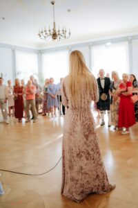 Õhtujuht/pulmaema Ilona ja Mareki 20. pulma-aastapäev kaunis Viimsi mõisas. Fotograaf Kertugram