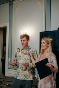 Õhtujuht/pulmaema Ilona ja Mareki 20. pulma-aastapäev kaunis Viimsi mõisas. Fotograaf Kertugram