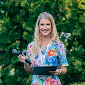 Meriti ja Keio pulmas pulmaema ja tseremoonia läbiviija