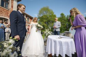 Janne ja Riho pulmas pulmaema ja tseremoonia läbiviija