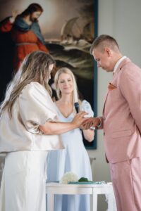 pulmas pulmaema ja tseremoonija läbiviija Margit Järvoja. pulmaisa